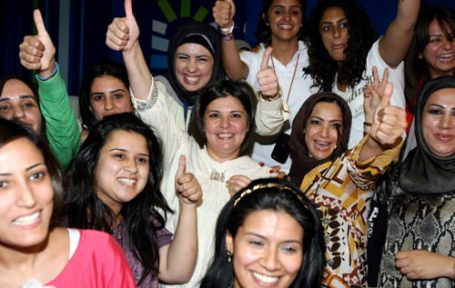 اسيل العوضي تحتفل بفوزها مع مناصريها في الانتخابات التشريعية في الكويت أمس (ياسر الزيات - أ ف ب)