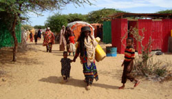 عائلة صومالية تصل إلى مخيم للاجئين قرب مقديشو (عبدي غوليد - رويترز )