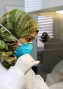 طبيبة تجري اختبارات على عينات من فيروس الإنفلونزا في أحد مختبرات البحرين (حسن جميلي - أ ب)