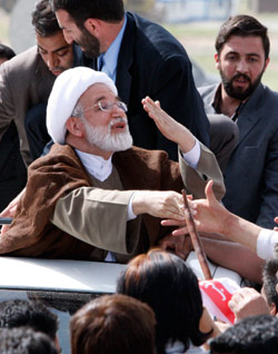مهدي كروبي محاطاً بأنصاره خلال جولة انتخابية في مدينة علي غودارز جنوبي غربي طهران أمس (وحيد سالمي ــ أ ب)