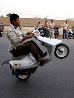 عندما تقفَل شوارع بغداد بسبب الحواجز تصبح خالية أمام استعراضات الدراجات الناريّة (خالد محمد ـــ أ ب)