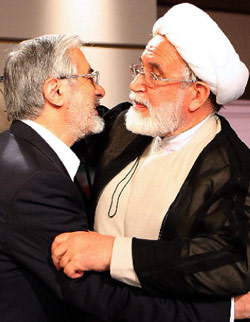 موسوي وكروبي بعد مناظرة تلفزيونية في طهران أول من امس (مهدي دهغان - أ ف ب)