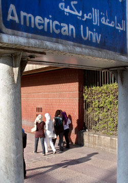 طالبات يسرن بالقرب من الجامعة الأميركية في القاهرة (عمر نبيل - أ ب)