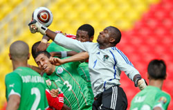 حارس ملاوي سانودو يصد الكرة فوق الجزائري كريم مطمور (ريبيكا بلاكويل - أ ب)