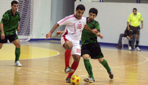 لاعب الصداقة علي الأتات (18) يحمي الكرة أمام لاعب من الأمن الداخلي (عدنان الحاج علي)