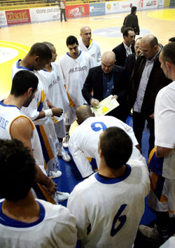 فريق الرياضي مع المدرب فؤاد أبو شقرا (أرشيف ــ مروان بو حيدر)