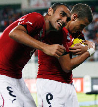 زيدان يحتفل مع زميله المحمدي بالإصابة الثانية في مرمى الجزائر (فينبار أوريلي ـ رويترز)