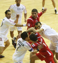 موزّع منتخب لبنان حسن صقر (1) بين لاعبين أردنيّين، بمراقبة زميله ذو الفقار ضاهر (عدنان حاج علي)