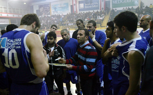 فريق أنيبال مع مدربه داني عاموص (مروان أبو حيدر)