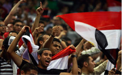 الجمهور المصري رد التحية بالتصفيق (عمر دلش ــ رويترز)