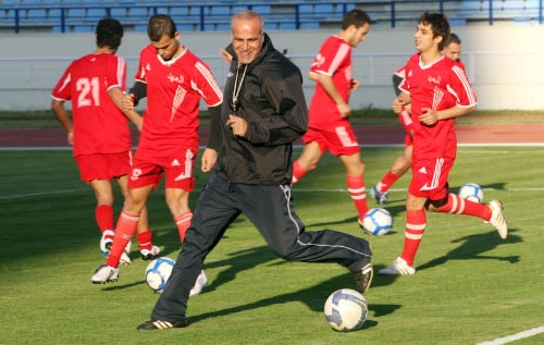 مدرب العهد محمود حمود يلاعب الكرة خلال التمرين أمس، بين محمود العلي وعلي علوية (بلال جاويش)