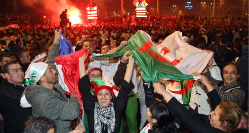 جماهير جزائرية في مرسيليا تحتفل بالتأهل الى المونديال عقب موقعة الخرطوم (كلود باريس ــ أ ب)
