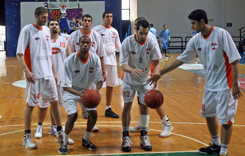 لاعبو هوبس خلال التحمية قبل اللقاء الأخير مع الشانفيل (مروان طحطح)
