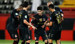 رقصة للاعبي الريان القطري احتفالاً بالتأهل بعد الفوز على الوحدات (رويترز)