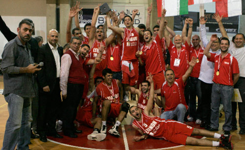 لاعبو منتخب لبنان يحتفلون بكأس البطولة مع المدرب غسان سركيس وأمين عام الاتحاد غسان فارس (كالين شبير)