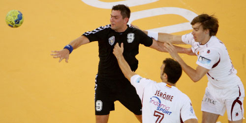 لاعب السد الكرواتي دينس سبولاريتش يمرر الكرة بمضايقة دفاع اسباني (عدنان الحاج علي)
