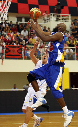 لاعب الرياضي نايت جونسون يحاول التسجيل في السلة السورية (عدنان الحاج علي)
