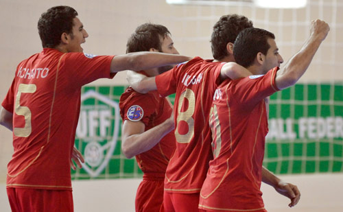 لاعبو منتخب لبنان يحتفلون بإصابة في ملعب «أوزبكستان سبورتس كومبلكس»