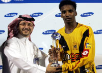 محمد نور يتسلّم جائزة نجم إحدى المباريات في دوري أبطال آسيا