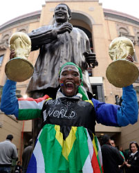 مشجع جنوب أفريقي يرحّب بالعالم على طريقته في ساحة نيلسون مانديلا في جوهانسبورغ (مارتن مايسنر ـ أ ب)