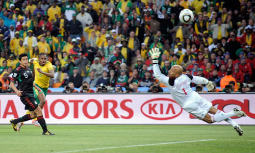 سيفيوي تشابالالا لحظة تسجيله هدف جنوب أفريقيا في مرمى المكسيك (مارتن مايسنر ــ أ ب)