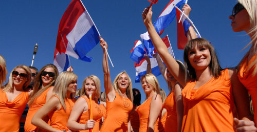 حسناوات هولنديات يحتفلن بفوز منتخب بلادهم على الدنمارك (مونيرول بوييان ـ أ ف ب)