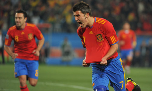 المهاجم الإسباني دافيد فيا معبّراً عن فرحته بعد تسجيله أول هدفيه أمام هوندوراس (روبرتو شميدت ــ أ ف ب)