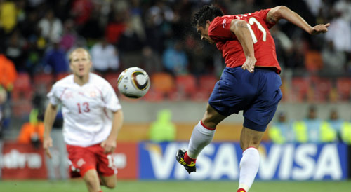 مارك غونزاليس مسجّلاً برأسه هدف الفوز لتشيلي أمام سويسرا (ليو جين ــ أ ف ب)