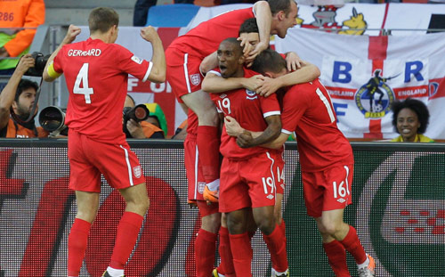 لاعبو منتخب إنكلترا يحتفلون حول جيرماين ديفو صاحب هدف الفوز في مرمى سلوفينيا (شالك فان زويدام - أ ب)
