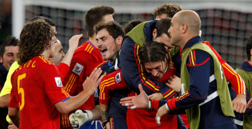 فرحة عارمة للاعبي اسبانيا بالتأهل الى ربع النهائي (كارلوس باريا ــ رويترز)