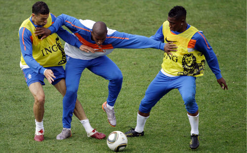 لاعبو هولندا بولحروز وبابل وإيليا في صراع على الكرة خلال التمارين (ثيمبا هاديبي ـ أ ب)