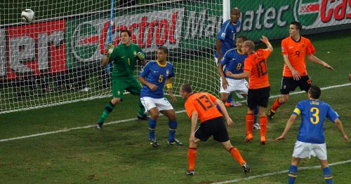 ويسلي سنايدر مسجّلاً برأسه هدف الفوز لهولندا في مرمى البرازيل (روبرتو كانديا ــ أ ب)