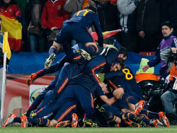هرم بشري فوق مسجّل هدف الفوز لإسبانيا دافيد فيا (أوجين هوشيكو ــ أ ب)