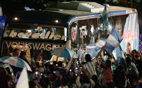 الجمهور الأرجنتيني مطوّقاً الحافلة التي أقلّت المنتخب (ماكسي فايا ـ أ ف ب)
