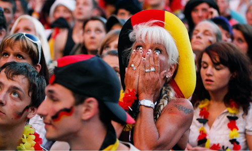 خيبة مشجعين ألمان بعد الخسارة أمام إسبانيا (ماركوس شرايبر ــ أ ب)