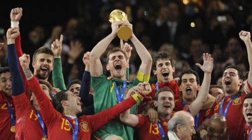 كابتن اسبانيا إيكر كاسياس يرفع كأس العالم وسط فرحة رفاقه (خافيير سوريانو ــ أ ف ب)