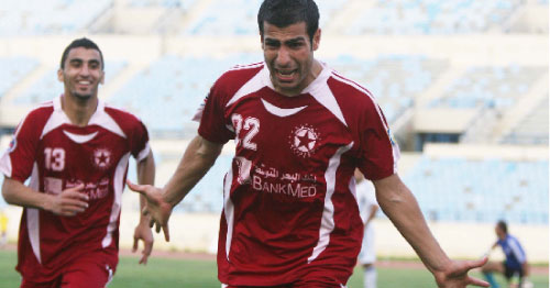 غدار محتفلاً عقب تسجيله أحد الأهداف للنجمة ضمن الدوري اللبناني 2008 ــ 2009 (أرشبف)