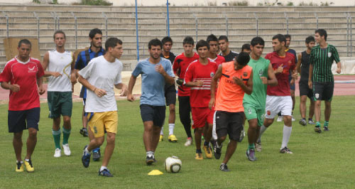 لاعبو منتخب كرة القدم المدرسي خلال التمرين أمس على الملعب البلدي (بلال جاويش)