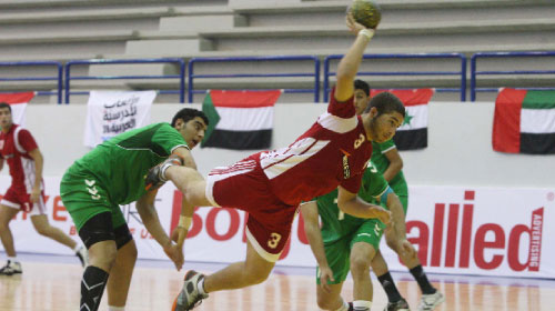 هدّاف منتخب لبنان عباس حمدان يسدّد الكرة وسط دفاع سعودي (عدنان الحاج علي)