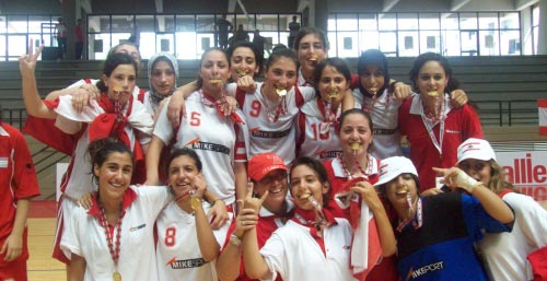 لاعبات منتخب لبنان للصالات يحتفلن بالميداليات الذهبية