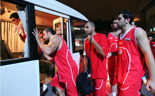 لاعبو المنتخب السوري يركبون حافلتهم بعد الانسحاب من المباراة أمام لبنان (عدنان الحاج علي)