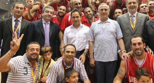 الرئيس سليمان وخاجيريان وأعضاء الاتحاد مع المنتخب اللبناني عقب التتويج (عدنان  الحاج علي)