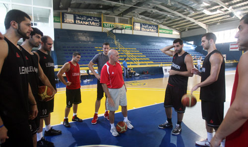 لاعبو المنتخب مع المدرب بالدوين خلال التمرين على ملعب الرياضي قبل السفر الى تركيا (بلال جاويش)