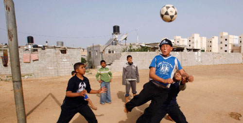 أطفال فلسطينيون يلعبون كرة القدم في غزة (أرشيف)