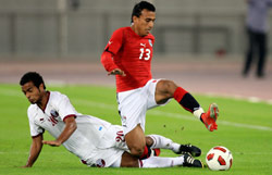 القطري عفيف يحاول استخلاص الكرة من المصري عبد الشافي في مباراة المنتخبين الودية (رويترز)