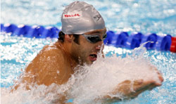 السباح وائل قبرصلي خلال سباق 50 متراً صدر (ربيع المغربي - رويترز)