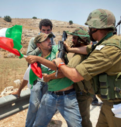 مواجهة بين جندي للاحتلال ومتظاهر في الضفة الغربية أول من أمس (اورين زيف ــ أ ب)