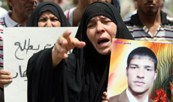 عراقية تطالب باطلاق سراح نجلها في بغداد أمس (أحمد الرباعي ــ أ ف ب)