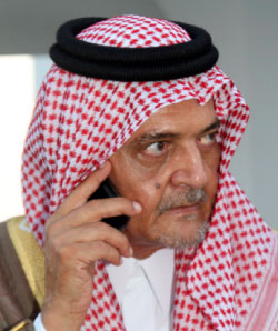 الأمير سعود الفيصل قبيل اجتماع مجلس التعاون في جدّة أمس (رويترز)