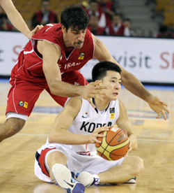 الكوري هيون يحمي الكرة من الإيراني كاظمي (ليو جين - أ ف ب)